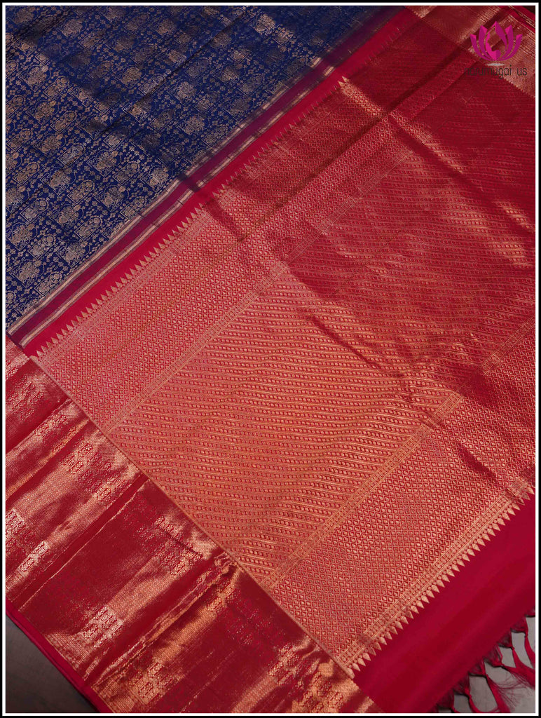 Kanchipuram silk saree in Blue with huge Red border 9