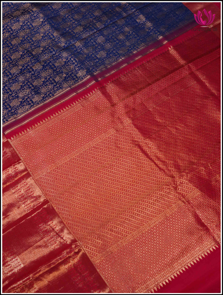 Kanchipuram silk saree in Blue with huge Red border 8